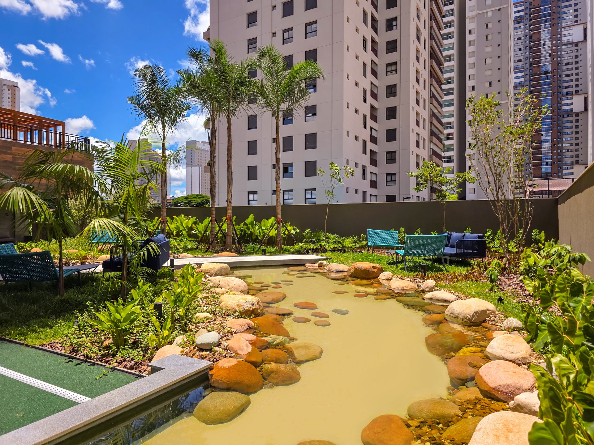 Foto do lago ornamental e do espaço de convivência do Casa Brasileira Consciente