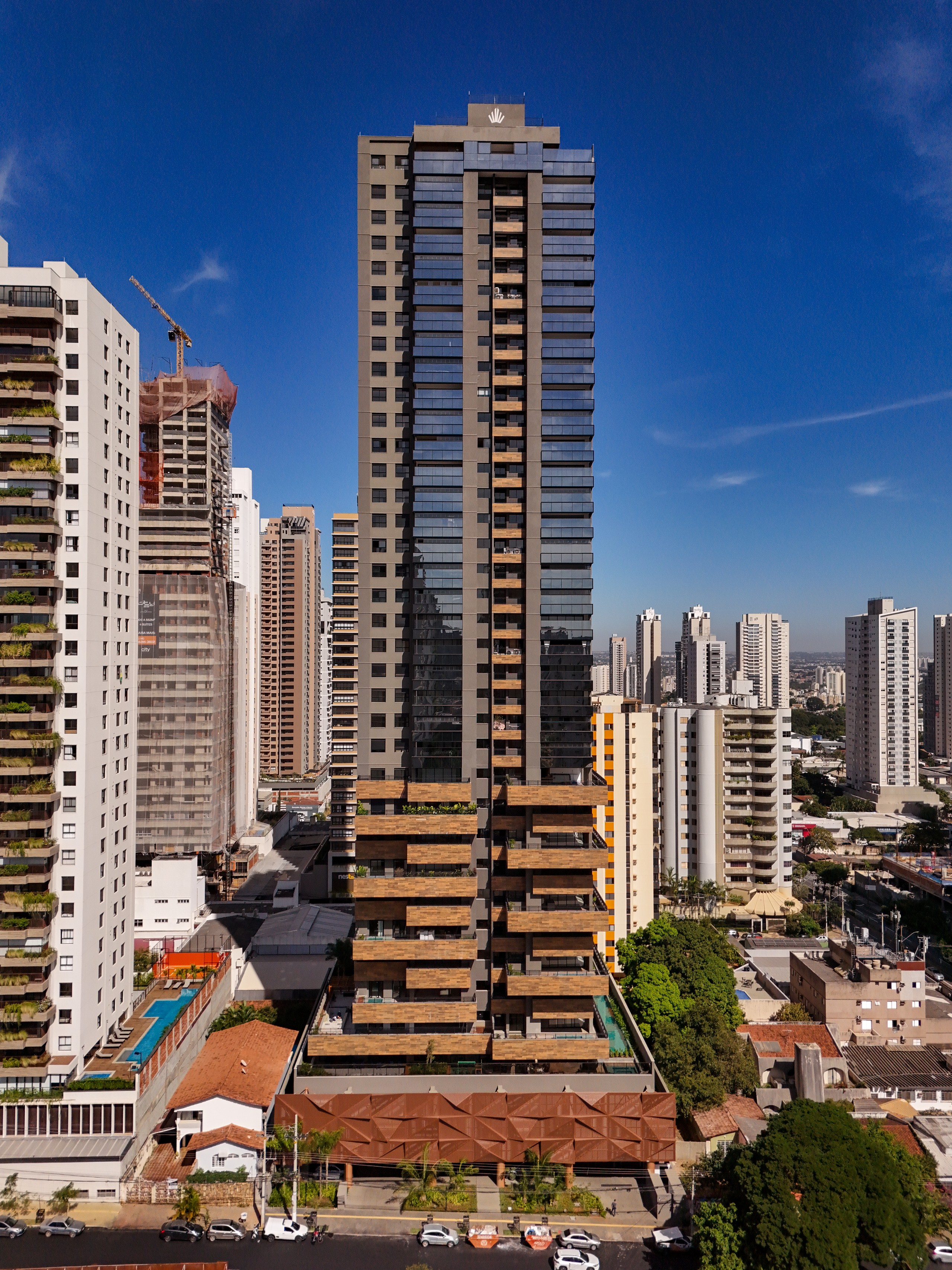 Torre do Casa Brasileira Consciente entregue, vista do Setor Bueno, Goiânia